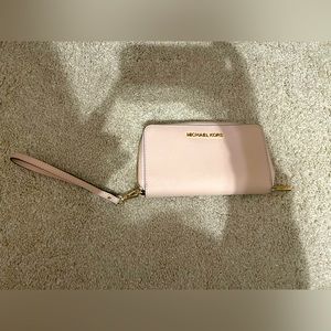 Michael kors jet set travel wristlet